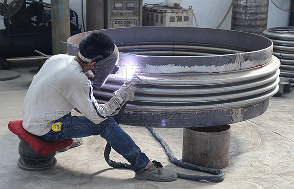 球型補(bǔ)償器焊接現(xiàn)場